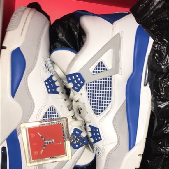 10.5 air Jordan 1s never worn - Picture 2 of 2